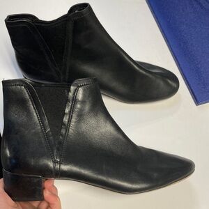 Like new Clark’s genuine leather black ankle boots
